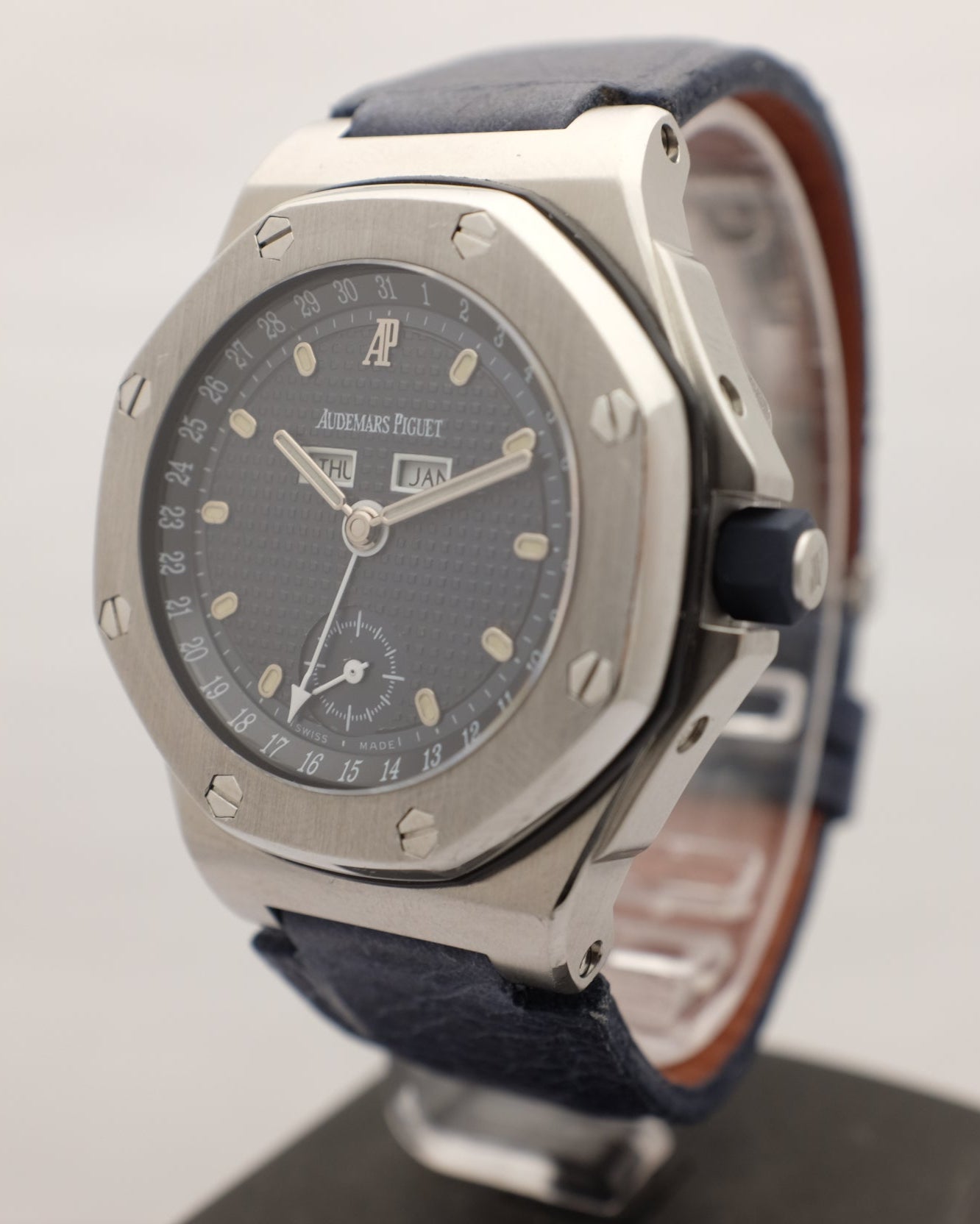 Audemars Piguet Royal Oak Offshore Calendar révisé récemment chez AP 38MM 25808ST.OOD009XX.01