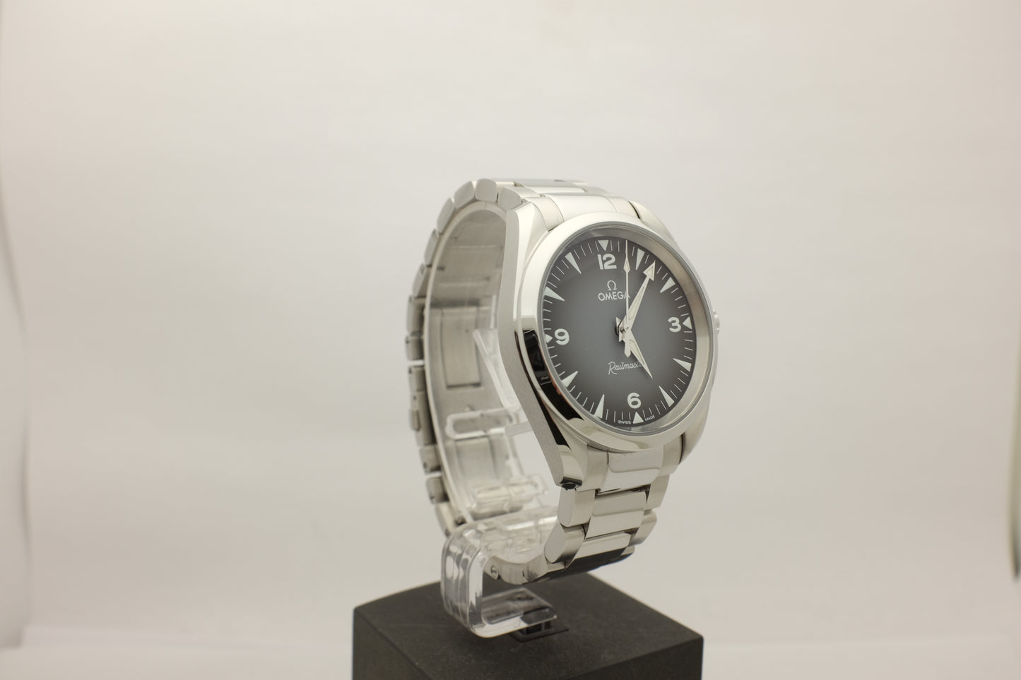 Omega Railmaster Steel Grey 38MM 235.12.382.00.6001 Box Papers 2025