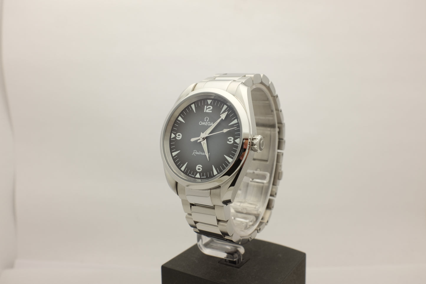 Omega Railmaster Steel Grey 38MM 235.12.382.00.6001 Box Papers 2025