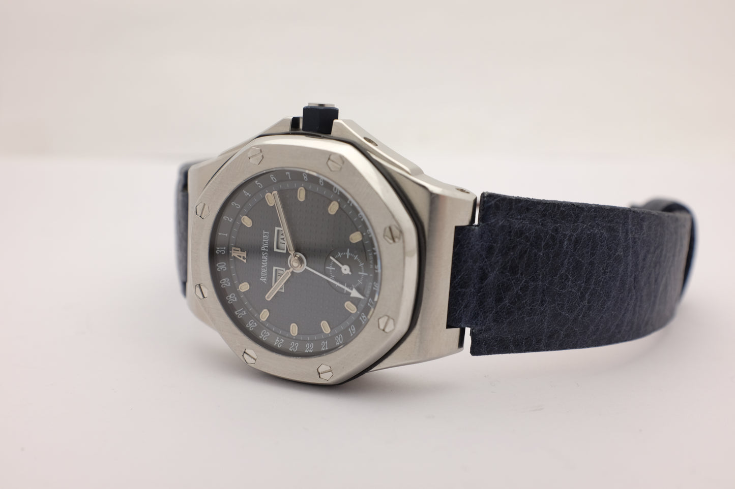Audemars Piguet Royal Oak Offshore Calendar révisé récemment chez AP 38MM 25808ST.OOD009XX.01